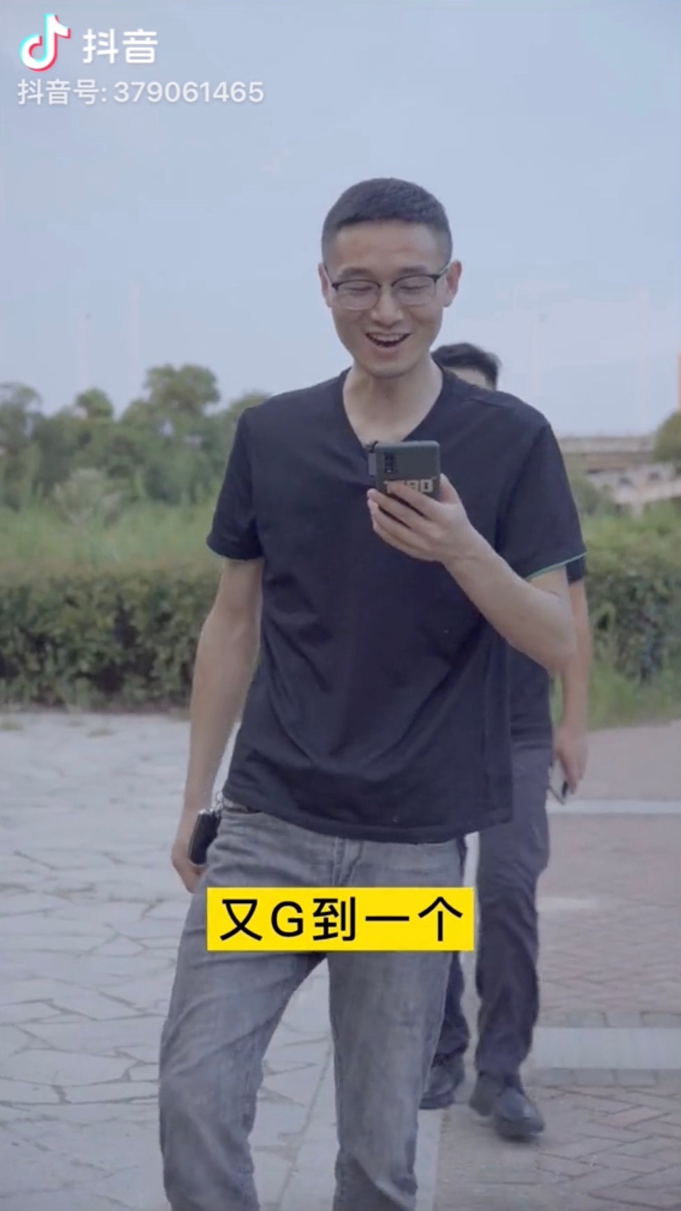 A screenshot from a Douyin video showing a Pinduoduo e-commerce seller during a comedy skit.