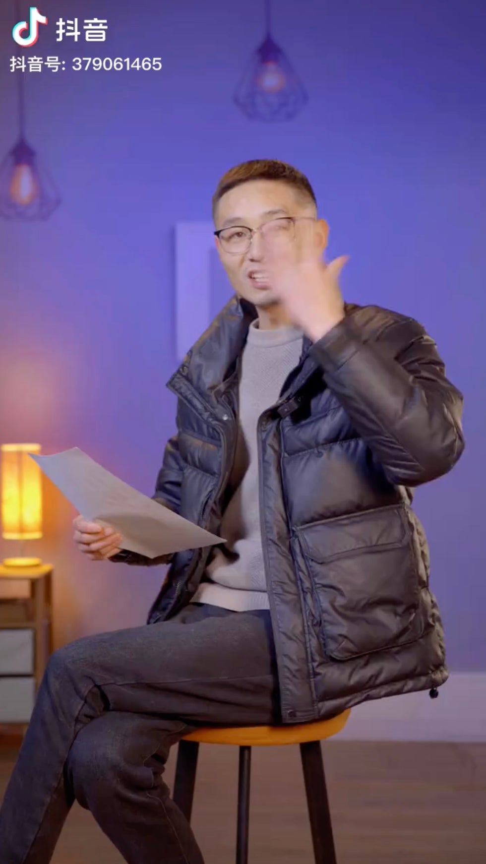 A screenshot from a Douyin video showing a Pinduoduo e-commerce seller speaking to a camera.