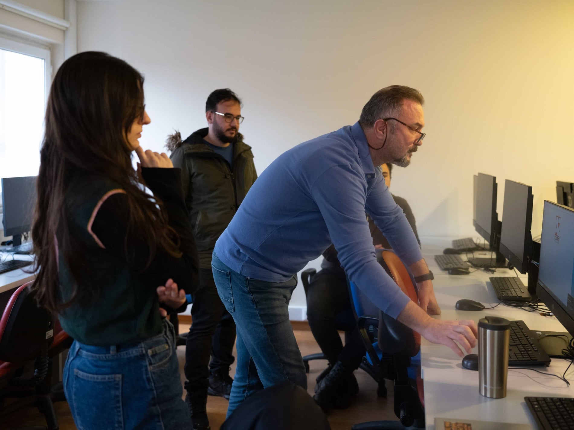 شاهین در مورد تاریخچه ترجمه ماشینی با دانشجویانش بحث می کند.