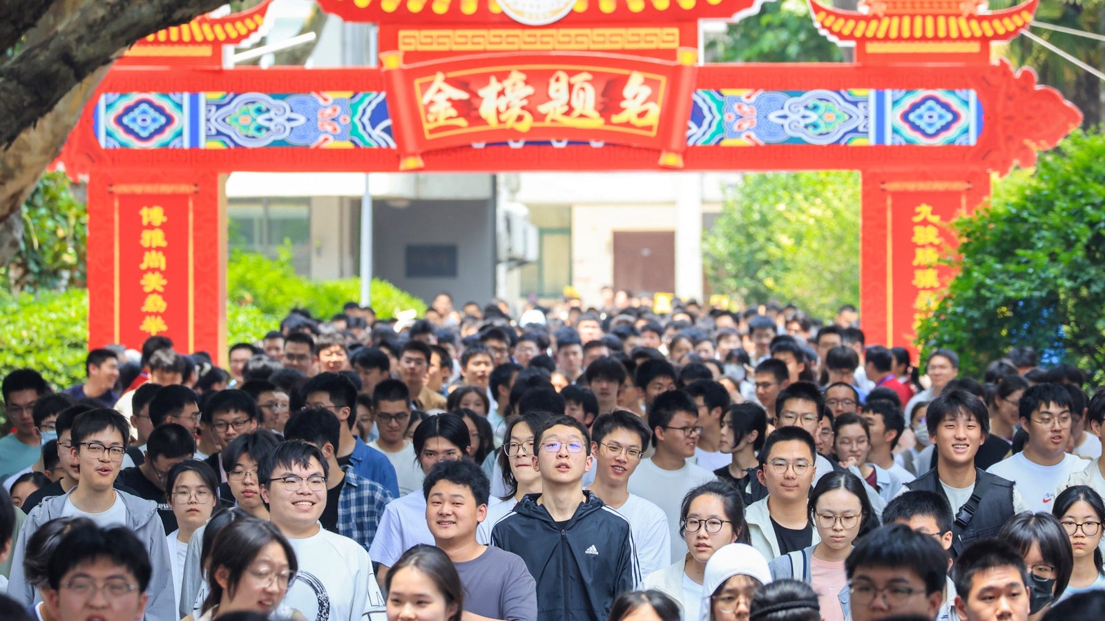 参加完高考的学生走出考场