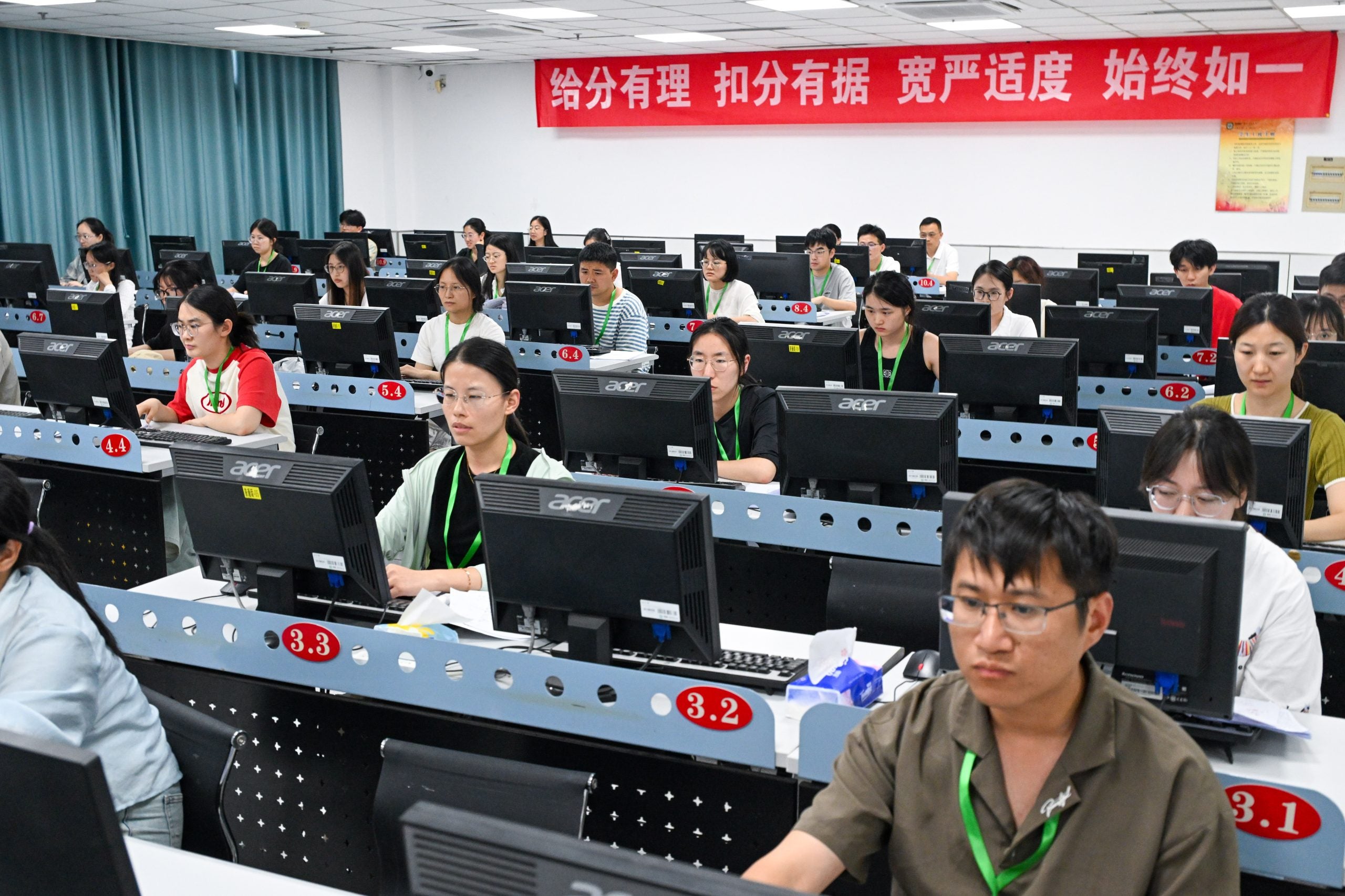 教师批阅高考试卷